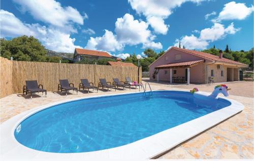 Sibenik House | Three-Bedroom Holiday Home In Dubrava