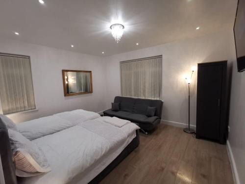 Luton Apartment | Three Bedroom Modern Apartment by Luton Airport and Luton Station