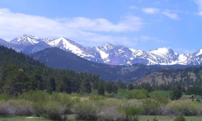 Estes Park House | Three Level Home Away from Home - Near the Big Thompson River