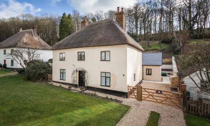 Milton Abbas House | Three Little Pigs Luxury Cottage