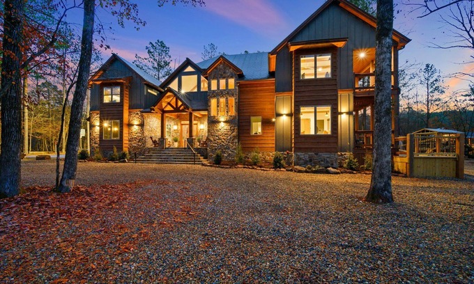 Broken Bow Cabin | Thunder Creek Lodge-Brand New 2023-8 Bedroom Creekside Retreat w/Sport Court!