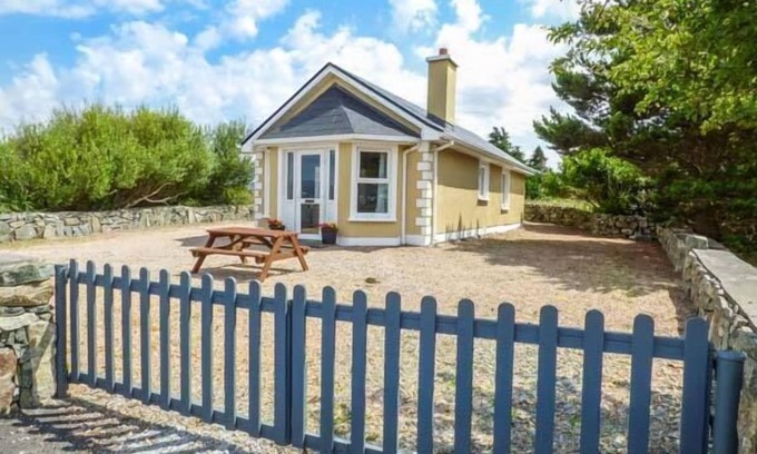 Clifden Cottage | TI SHEAMUIS, family friendly, with open fire in Carna, County Galway