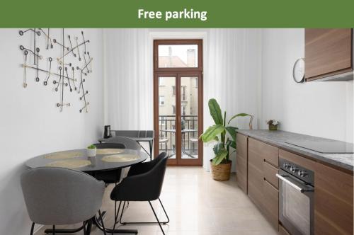 Prague 2 Apartment | Tichý apartmán v centru města u metra s balkónem a parkováním