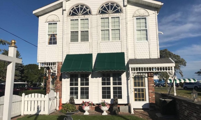 Mackinaw City Apartment | Tiffany's Premier Studio Vacation Rental Downtown Mackinaw City