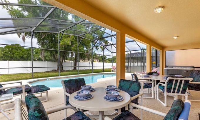 Seasons House | Tiger Lilly House 6 Bedroom