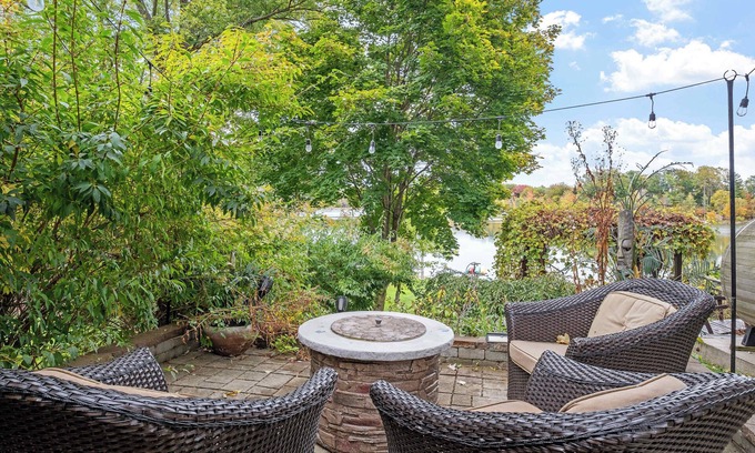 Smyrna House | Tiki Retreat-Hot Tub-Fire Pit