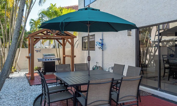 Deerfield Beach House | Tiki Retreat:Salted Pool&Two King Bed Luxe Suites