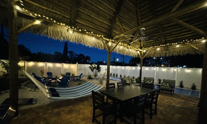 St. Petersburg - Clearwater House | Tiki Time - Sweet updated cottage near downtown St Pete and minutes to beaches.