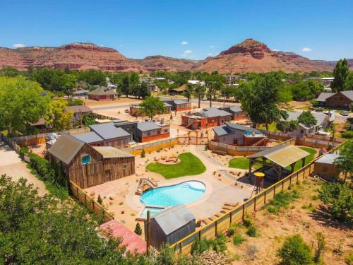 Kanab House | Timber & Tin E 2Bed 2Bath w Pool & Rooftop Deck