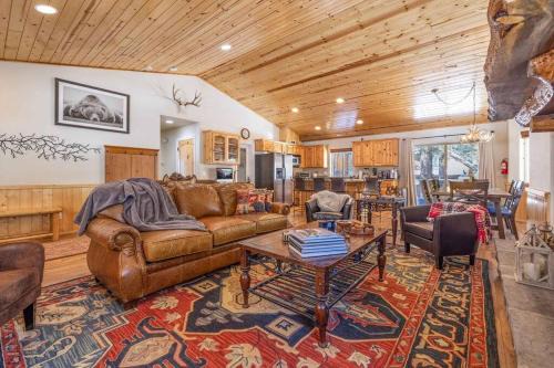 Big Bear Lake Villa | TimberWood Cabin- 3 Bdr - 2 Bth - Big Game room - Prime Location in Big Bear Lake
