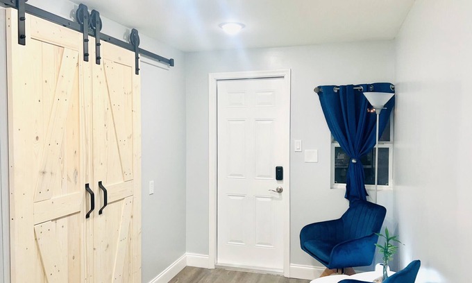 Lake Worth House | Tiny Apt 6 miles from PBI Airport w/free wifi & parking/ Full Bed