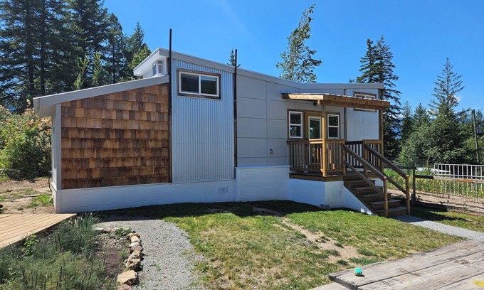 Ashton Creek House | Tiny House, 2-bedroom with AC and WiFi near Enderby BC.