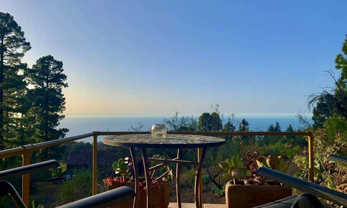 Garafia House | Tiny house bird's nest- vineyard with pool above the clouds, sea view, WLAN