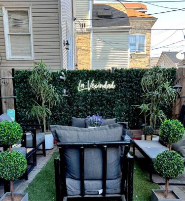 Heart of Chicago Apartment | Tiny House - Chicago Pilsen Neighborhood