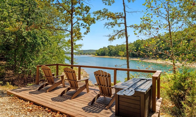 Garfield House | Tomahawk Cove - Lake Waterfront - Private Beach - Pets Allowed