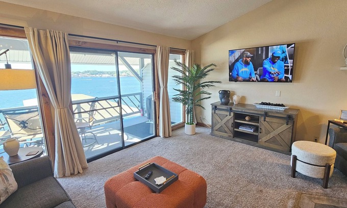 Osage Beach Condo | Tommy’s Place - Waterfront Escape with King Bed & Tropical Vibes