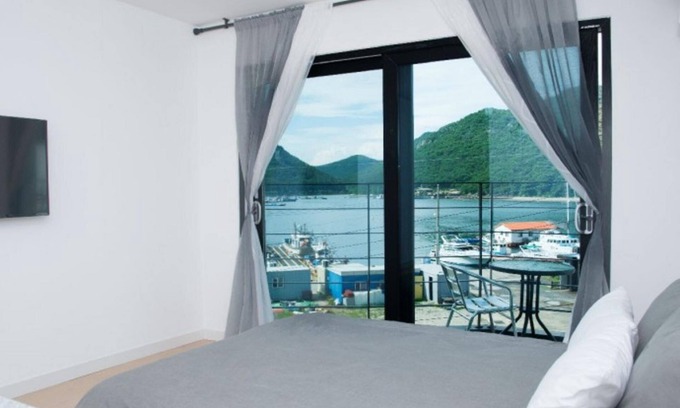 Iun House | Tongyeong Chorokbitbada Pension