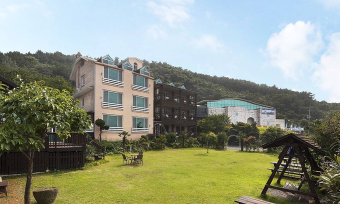 Yongnam-myeon Condo | Tongyeong Paper Island Pension