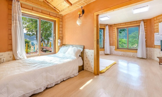 Sanyang-eup House | Tongyoung Blue House Spa Pension