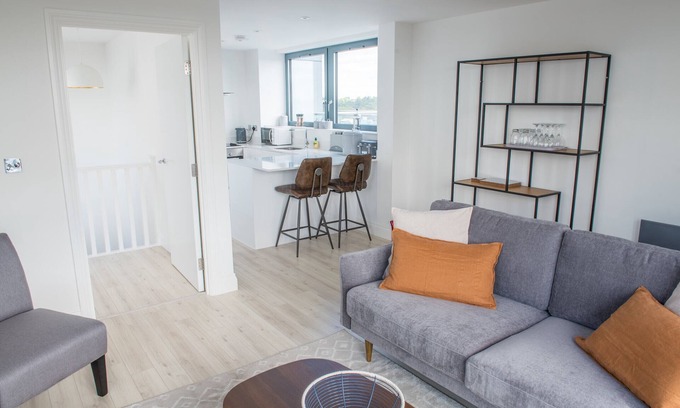 Ipswich Apartment | Toothbrush Apartments - 3 Bed/2 Bath Penthouse - Waterfront (14th Flr)