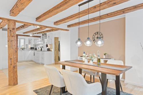 Ludwigsburg Apartment | TOP Apartments - Moderne Altbauwohnung im Zentrum Ludwigsburg - Kingsize Bett - Netflix - 80qm - 24h Check-In