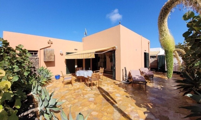Corralejo House | Top bungalow, Tempormatratze 2x2 m, garden south facing, quiet settlement, wlan incl.