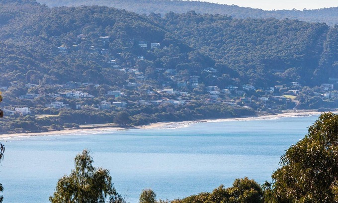 Lorne House | Top Deck - Cosy Wood Fire, WIFI, Stylish Townhouse in a Suburb Lorne Location