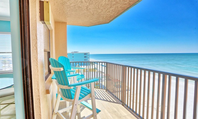 North Redington Beach Condo | ☀Top Floor🏖️Beachfront🌴 Emerald Isle 601🐬Heated Pool🌊Directly on the Sand