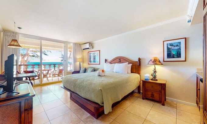 Wailua Condo | Top-floor beach condo with sweeping oceanfront views - steps to pool & hot tub