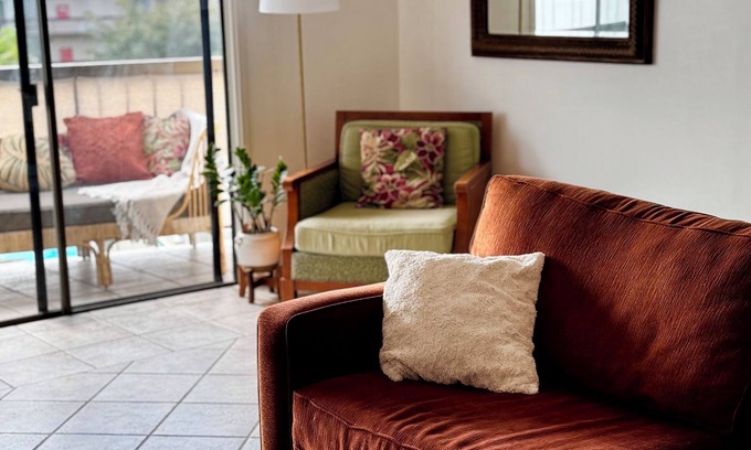 Historic Kailua Village Condo | Top-Floor Condo in Kona Plaza – 1 Bedroom Gem in the Heart of Kailua-Kona!