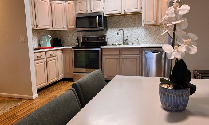 Glenwood Grove - North Iris Condo | Top-floor Condo with Mountain Views