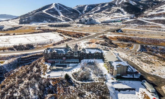 Park City Apartment | Top Floor Deer Valley Gondola Lakefront Condo- Great views
