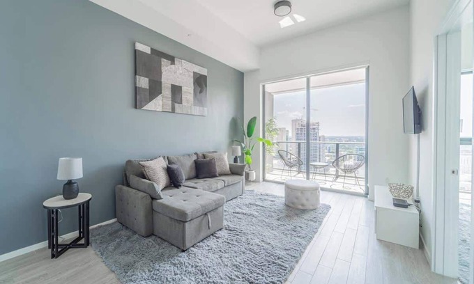 Downtown Miami Apartment | Top Floor Devereaux City View 1 Bedroom