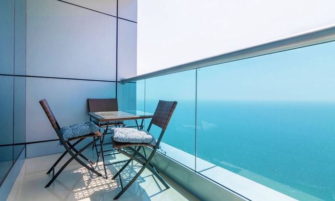 Rumailah Apartment | Top Floor Luxury 2BR Beach Apartment with Full Sea View