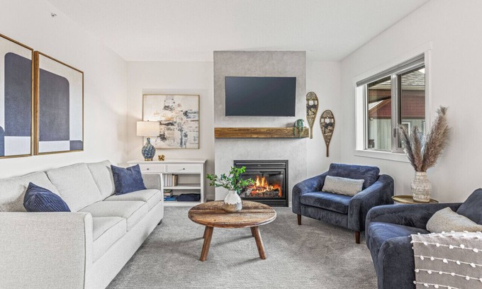 Canmore Apartment | Top Floor Mountain View with Pool & Hot tubs