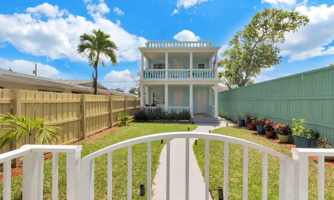 Mango Groves Apartment | Top SkyBlue Cottage Near Downtown and Beach