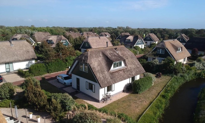 Julianadorp aan zee Villa | Top vacation villa 120 sqm, close to the beach, 2 bathrooms, WLAN, fireplace, bed linen included