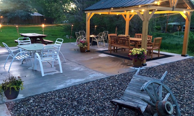 East Thermopolis House | ❤Top VRBO, A+ Stay, Hunters & Fishing, Cozy Nights, Pets, Amenity-Rich