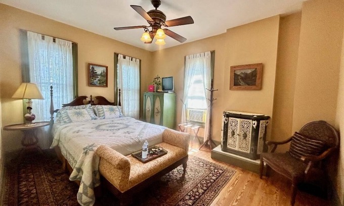 Adamstown Bed & Breakfast | Topaz Room at The Amethyst Inn B&B with jacuzzi tub and gourmet breakfast