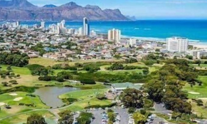 Strand Hotel | Topaz