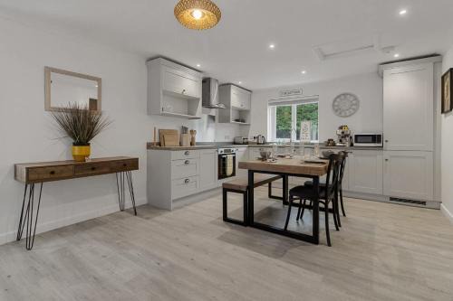 Newton Saint Cyres House | Tor Cottage -Private Hot Tub & Communal Swimming Pool with Fishing nearby 2 Dogs Max