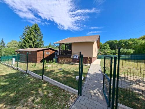 Salgotarjan House | Tornácos Vendégház