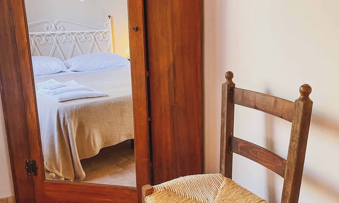 Torre de' Passeri Apartment | "Torre" apartment with double bedroom e and two single beds