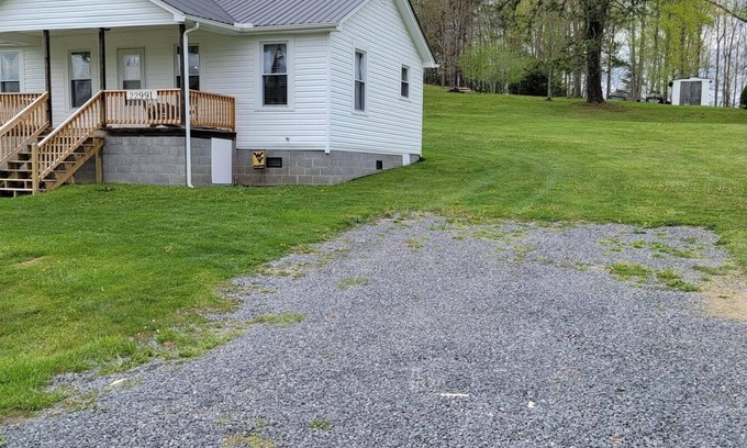 Victor House | Totally Remodeled 1930's House w/Firepit & Deck close to Outdoor Adventures.