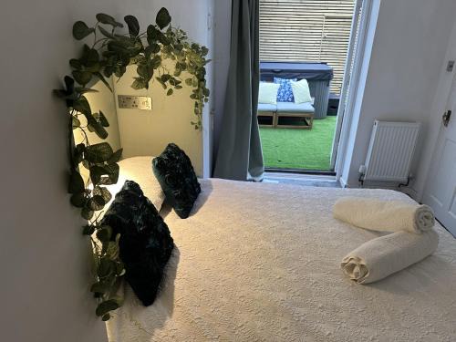 Cheltenham Apartment | Town Centre Apartment with Hot Tub