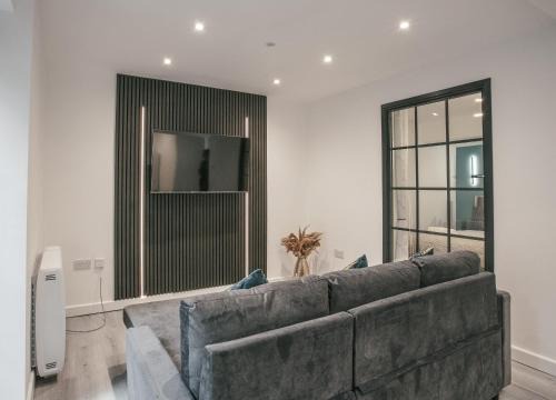 Luton Apartment | Town Centre apartment with private patio - Near Airport & Train Station