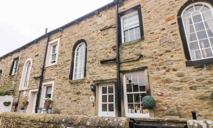 Skipton Cottage | TOWN COTTAGE, pet friendly, with a garden in Skipton