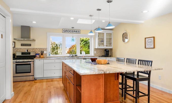 Sandwich House | Town Neck Beachside Hideaway