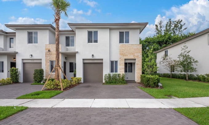 West Palm Beach House | Townhome in the Heart of Royal Palm