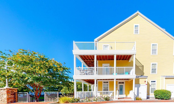 Sunset Island House | Townhome w/Canal & Bay Views, 2 Wrap-Around Decks - Walk to Pools/Beach